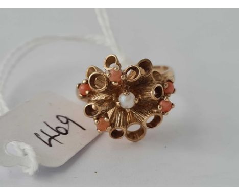 A stylish ring pearls and coral 9ct size M    3.9 gms