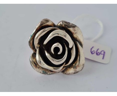 A silver rose design ring, size M