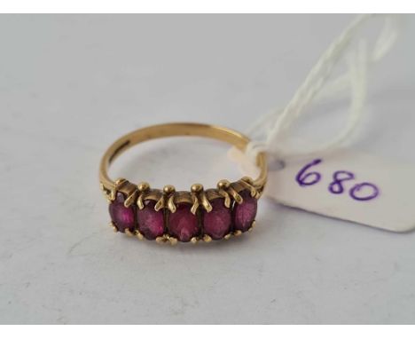 A five stone garnet ring 9ct, size Q, 2 g