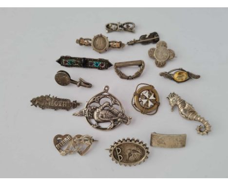 A quantity of assorted silver brooches