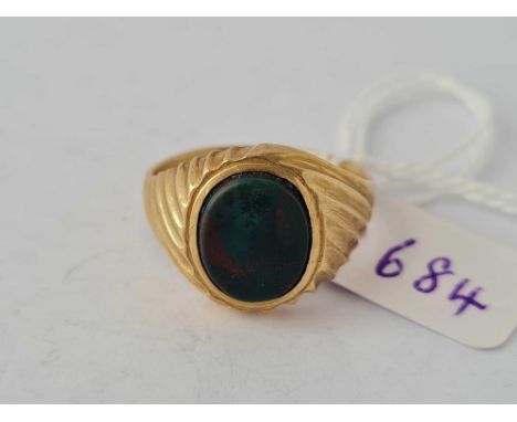 A gents bloodstone signet ring, 9ct, size V, 4.4 g.