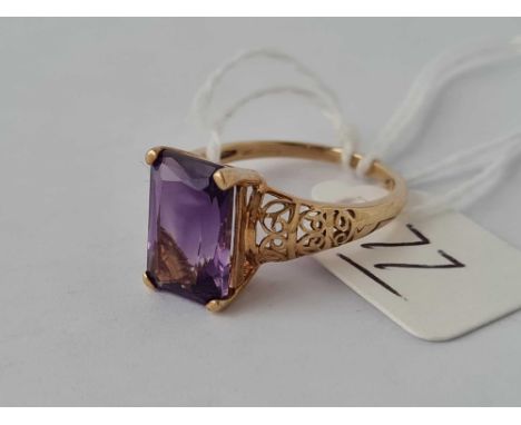 A vintage amethyst 9ct ring size O