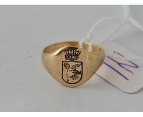 Antique Victorian 18ct signet ring with an intaglio crown and shield, size Ilighted with gold lettering “In memory of” with c