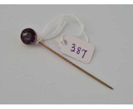 A gold and amethyst stick pin    1.8 gms