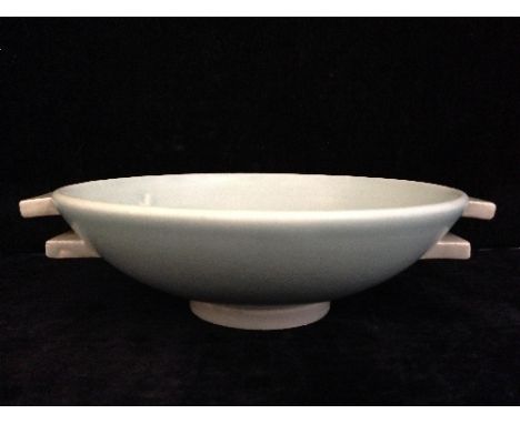 A small Poole Pottery plain ware finned bowl decorated in pastel tones (v. minor nibbles to edges of fins), (6.75 inches diam