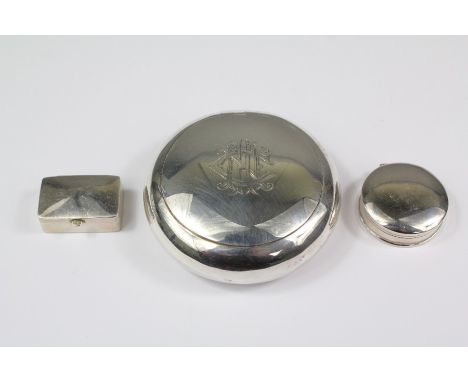 Silver circular squeeze top snuff box with gilt wash interior, London hallmark, dated 1902, mm Sampson Mordaunt &amp; Co appr