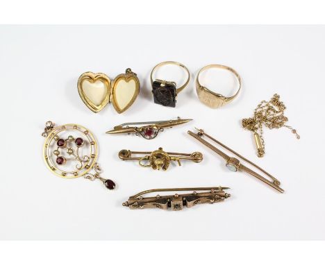 Miscellaneous gold jewellery, including an Edwardian 9ct gold garnet and seed pearl brooch, 14 ct fox-head pin brooch, 9ct go