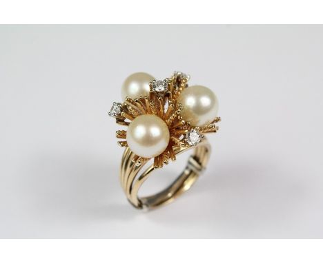 A lady's 14ct yellow gold stylistic diamond and pearl ring; size L/M (with sizing band), set with four brilliant-cut satellit