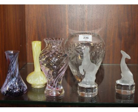 A COLLECTION OF GLASSWARE TO INCLUDE GOEBEL, CAITHNESS ETC (6)