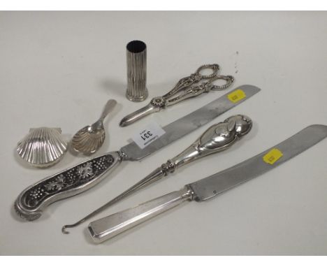 A COLLECTION OF WHITE METAL COLLECTABLES TO INCLUDE A HALLMARKED SILVER HANDLED BUTTON HOOK, GRAPE SCISSORS ETC. 