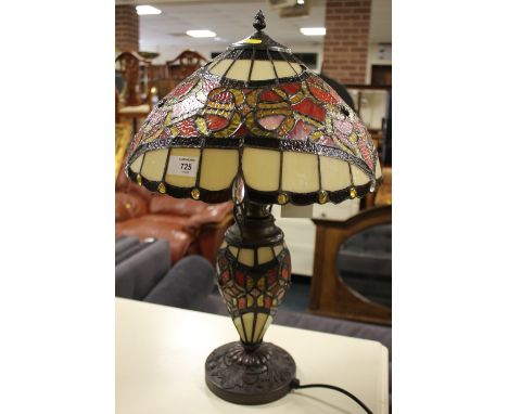 A MODERN TIFFANY STYLE TABLE LAMP H-54 CM