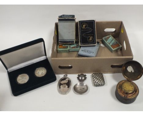 A BOX OF COLLECTABLES TO INCLUDE A TRAVELLING INKWELL, VESTA CASE, SILVER CADDY SPOON ETC