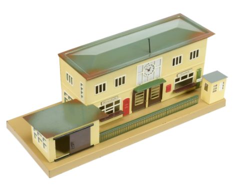 Marklin O Gauge post-war unnamed Station measuring 48 x 20 x 17cm (19 x 8 x 7") approx finished in cream, green and brown wit