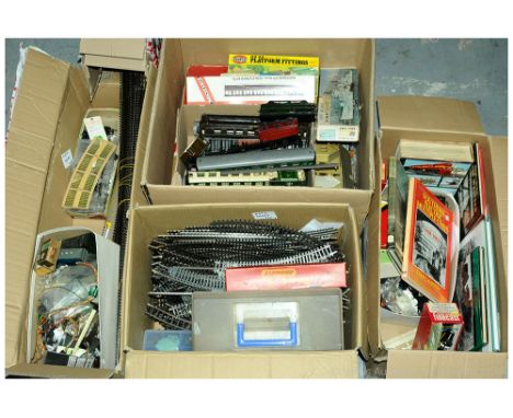 Hornby / Triang / Airfix and other commercial manufacturers OO Gauge mixed group of items consisting of an incomplete Triang 