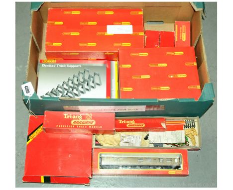 Hornby Railways OO Gauge group of Railway Accessories and Rolling Stock consisting of R576 Single Track Tunnel, R146 Modern E