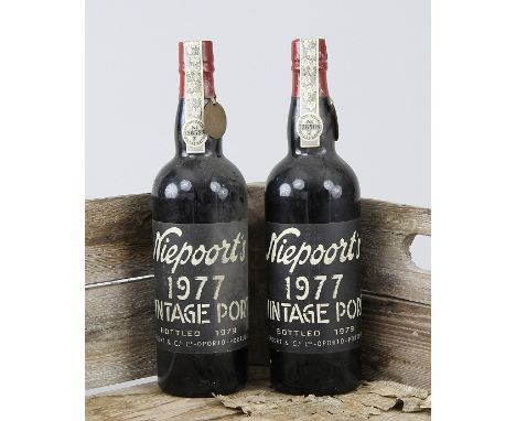 Zwei Flaschen "Niepoort 1977 Colheita Port"Beide Flaschen nummeriert und mit originalem Metallanhänger, jeweils 0.7 Liter, be