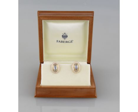Paar Ohrclips "Faberge 1763"Jeweils Gelbgold 18kt. altroséfarben emailliert, goldbemalt und besetzt mit jeweils einem Mondste
