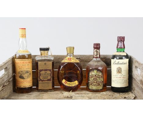 Konvolut von fünf Flaschen "Scotch Whisky"#Dabei "Ballantines 17 Years" (runde Exportflasche), "Chivas Regal 12 Years", "Dimp