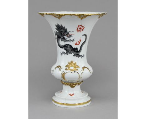 Meissen - Vase "Schwarzer Mingdrache"Porzellan reliefiert, farbig bemalt und vergoldet, mehrfach kannelierte und passig gesch