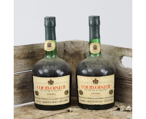 Zwei Flaschen "Cognac Courvoisier V.S.O.P."Jeweils 70 cl., 1970er Jahre, beide ungeöffnet, Vintage - Flaschen teils mit Alter