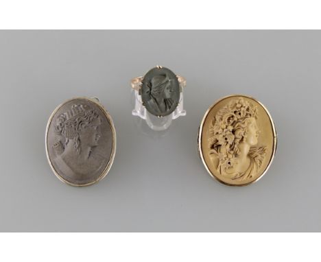 Konvolut von drei Lavaschmuckstückena) Brosche, Montierung Gelbgold 14kt., ovale Kamee mit hochgeschnittenem Profil einer Bac