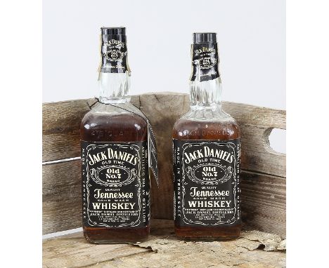 Zwei Flaschen "Jack Daniels Bourbon Whiskey No. 7"4/5 Quart und 70 cl., 1960er Jahre, beide ungeöffnet, Vintage - Flaschen te