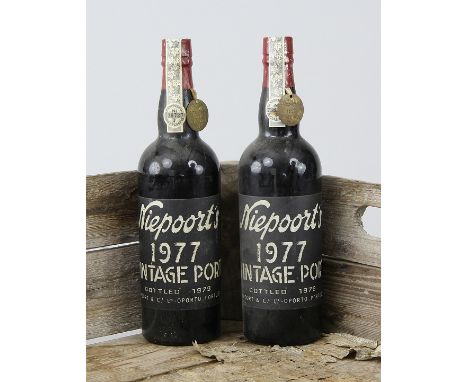 Zwei Flaschen "Niepoort 1977 Colheita Port"Beide Flaschen nummeriert und mit originalem Metallanhänger, jeweils 0.7 Liter, be