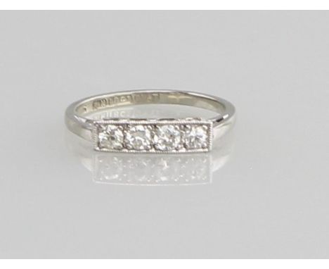 BrillantringWeißgold 18kt. und Platin, schmale Schiene mit durchbrochen gearbeitetem Aufbau, besetzt mit vier Brillanten G-H/