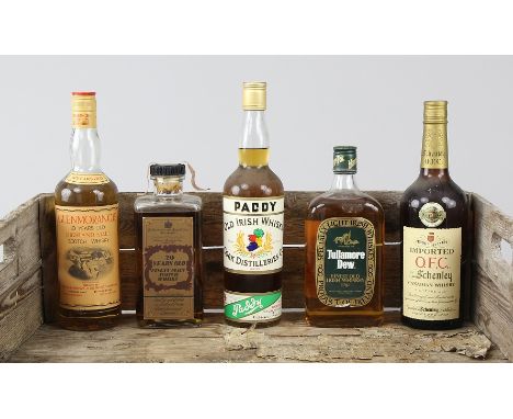Konvolut von fünf Flaschen "Whisky"Dabei "Tullamore Dew Irish Whisky 1791", "Justerini &amp; Brooks 20 Years" (JB), "Dimple 1