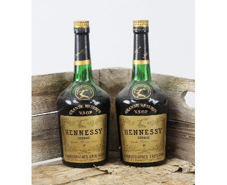 Zwei Flaschen "Cognac Hennessy V.S.O.P. Grande Réserve 40º"Jeweils 70 cl., 1970er Jahre, beide ungeöffnet, Vintage - Flaschen