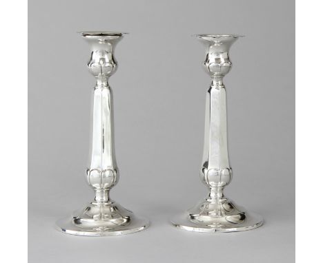 Paar Reed &amp; Barton - LeuchterSilber 925 (Sterling) geprägt, jeweils schlanke Barockform mit Pfeifendekor, achtfach facett