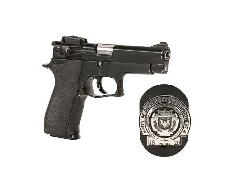 DARK KNIGHT, THE (2008) - James Gordon's (Gary Oldman) Hero Smith &amp; Wesson 5904 and Police BadgeJames Gordon's (Gary Oldm