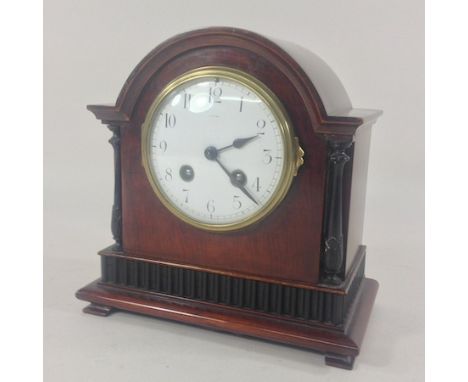 An Edwardian mahogany cased mantel clock, 25cm tall