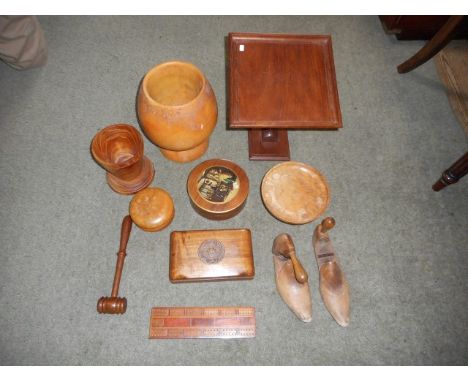 A box of treen, including a pair of shoe trees, cribbage board, bowls, lidded box and other similar items.