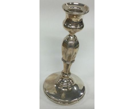 A silver candlestick. Birmingham 1932. Approx. 361 grams of gross weight. Est. £40 - £50.