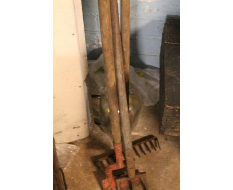 A SMALL SELECTION OF ASSORTED TOOLS TOGETHER WITH A DEMI JOHN