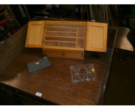 A WOODEN DESK TIDY WITH MULTIPLE COMPARTMENTS, TOGETHER WITH A VINTAGE GLASS INK WELL, ETC 