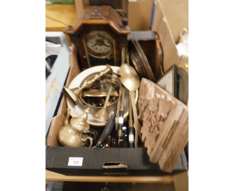 A TRAY OF ASSORTED BRASSWARE ETC, TO INCLUDE A MANTEL CLOCK AND BAROMETER A/F