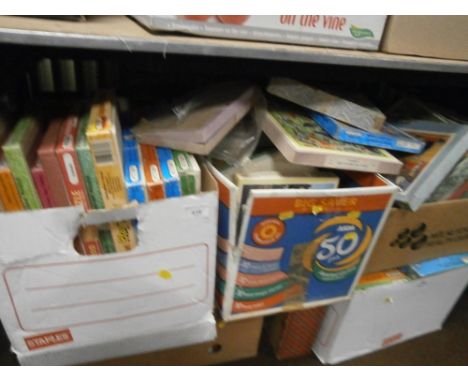 A LARGE QUANTITY OF VINTAGE JIGSAW PUZZLES 