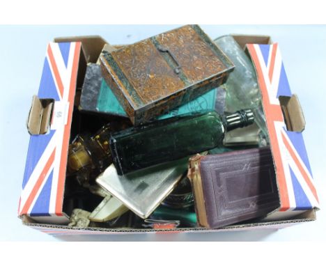 A BOX OF COLLECTABLES TO INCLUDE WILLS GOLD FLAKE ASHTRAY, VINTAGE BOTTLES ETC