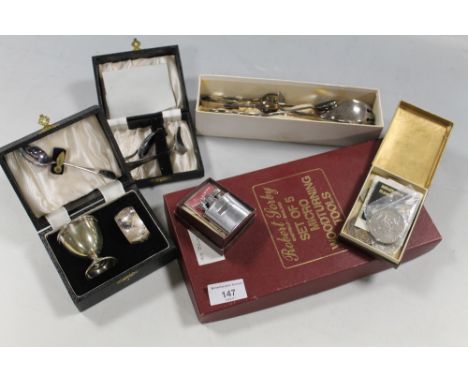 A QUANTITY OF COLLECTABLES TO INCLUDE WOOD TURNING TOOLS, RONSON LIGHTER, COINS AND BANK NOTES, SILVER PLATED ITEMS, ETC