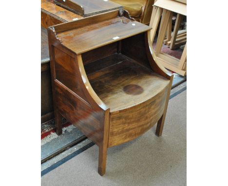 A Georgian mahogany bowfronted commode, 81.5 x 59cm.