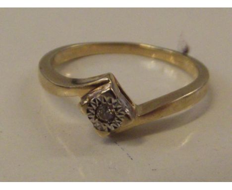 9 ct gold ring with central white stone, size R 