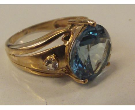 9 ct yellow gold dress ring with large blue central gem stone flanked by two white gem stones, size R 