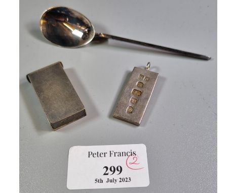 Reproduction cased silver design of a roman spoon together with a silver hallmarked ingot pendant and a white metal engine tu
