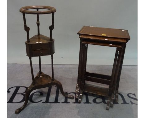An Edwardian nest of three tulip banded mahogany occasional tables on turned supports, the largest 41cm wide x 61cm high, tog