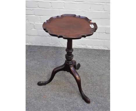 A small George III mahogany wine/kettle stand, the dished pie crust top on a tripod base, 33cm wide x 53cm high. Condition Re