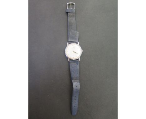 An Omega manual wind Gents wristwatch with second sweep - Width 3.5 cm 
Condition report: Working, some usage marks needs new