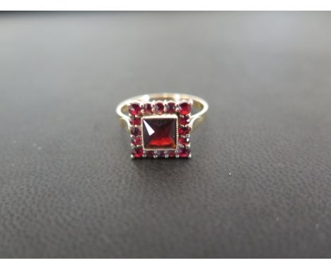 A garnet cluster ring -  - Stamped 585 (14ct) - Ring size P - Weight approx 4.1gms
Condition Report: Good - With light surfac