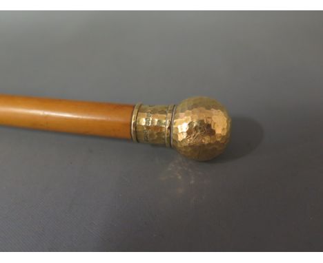 An 18ct gold topped swagger stick with mottled finish 
Condition report: Top in good condition with noticeable crack to cane